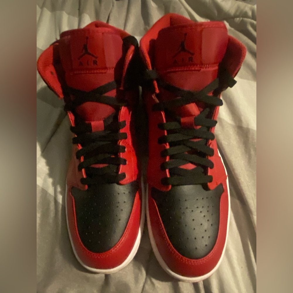 Jordan 1 Mid Reverse Bred Size 11 Like-New NO BOX